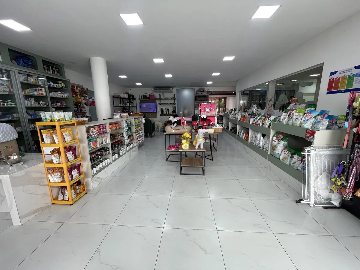 Pet shop amplo e iluminado